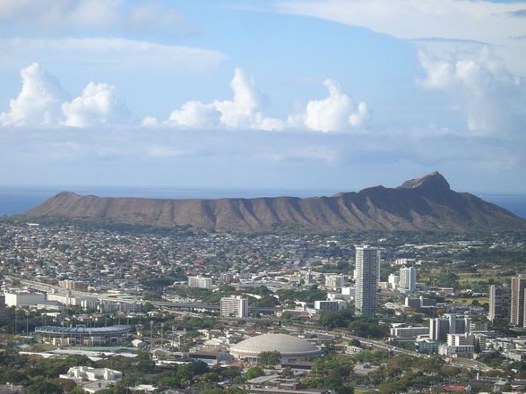800px-Diamond_Head_Hawaii_From_Round_Top_Rd